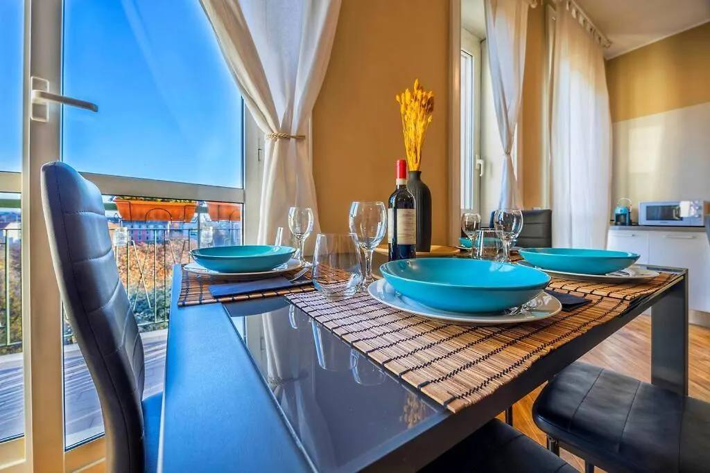 Sunny & Updated Flat With Panoramic City View 50M From M4 Stop ميلان شقة