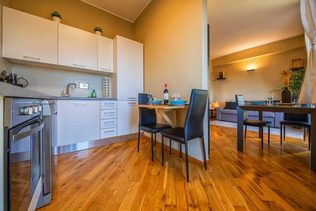 Sunny & Updated Flat With Panoramic City View 50M From M4 Stop ميلان شقة
