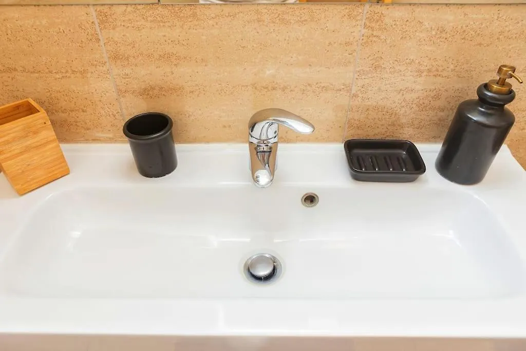 شقة Sunny & Updated Flat With Panoramic City View 50M From M4 Stop ميلان