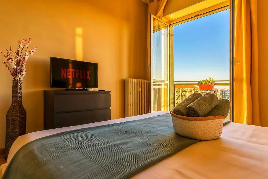 Sunny & Updated Flat With Panoramic City View 50M From M4 Stop ميلان شقة