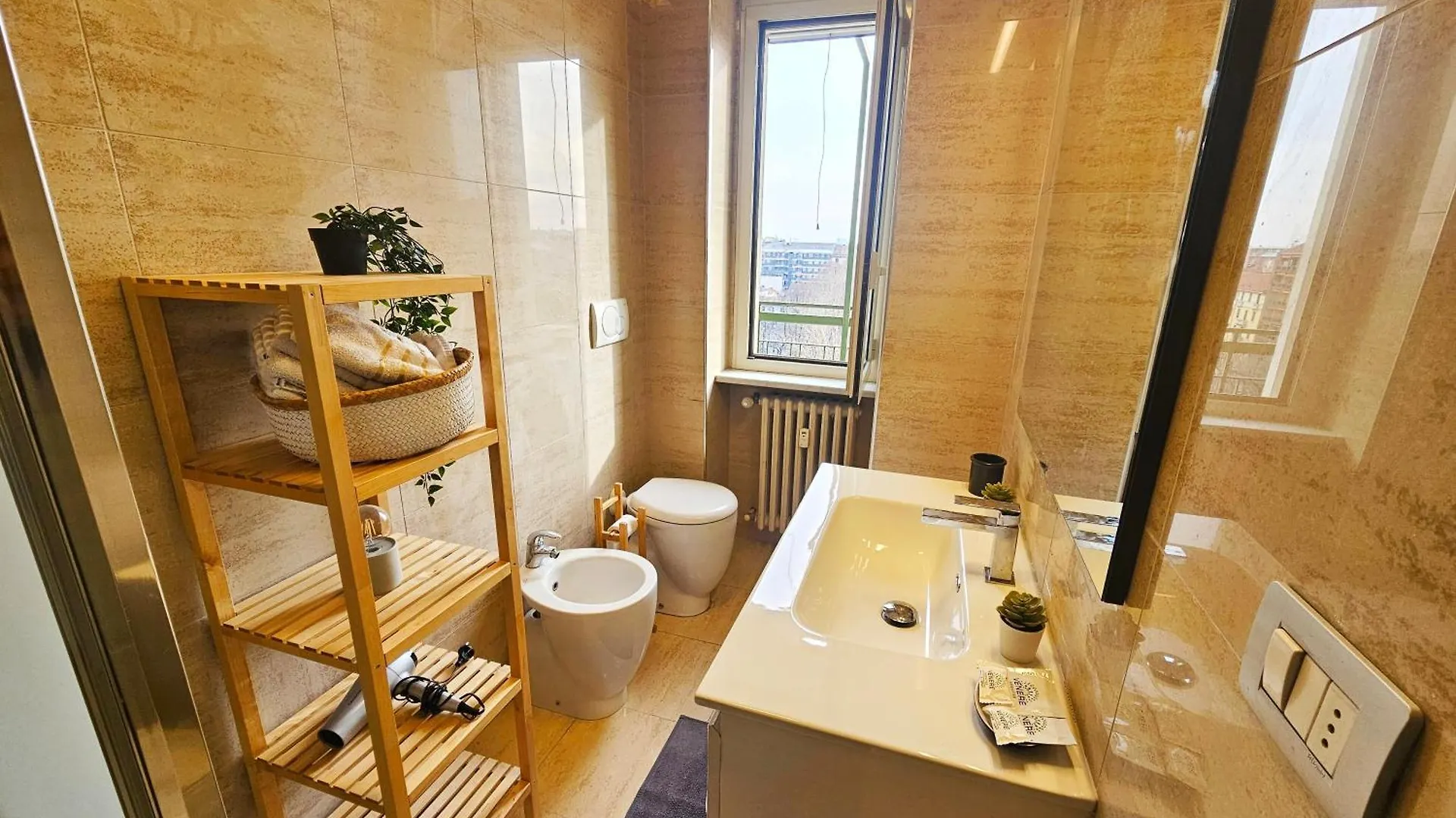 Sunny & Updated Flat With Panoramic City View 50M From M4 Stop ميلان 0*,  إيطاليا
