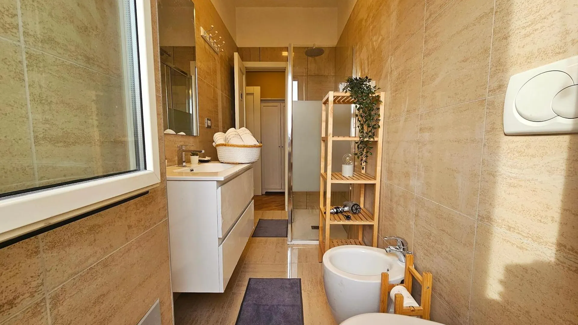Sunny & Updated Flat With Panoramic City View 50M From M4 Stop ميلان شقة